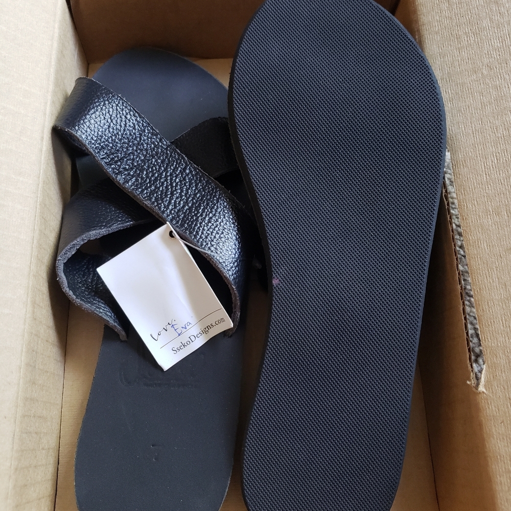 Crossover sandals